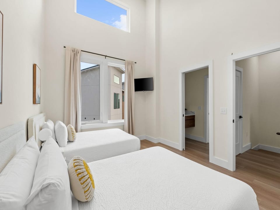 Third Bedroom - Smart TV and Ensuite Bathroom - Floor 3