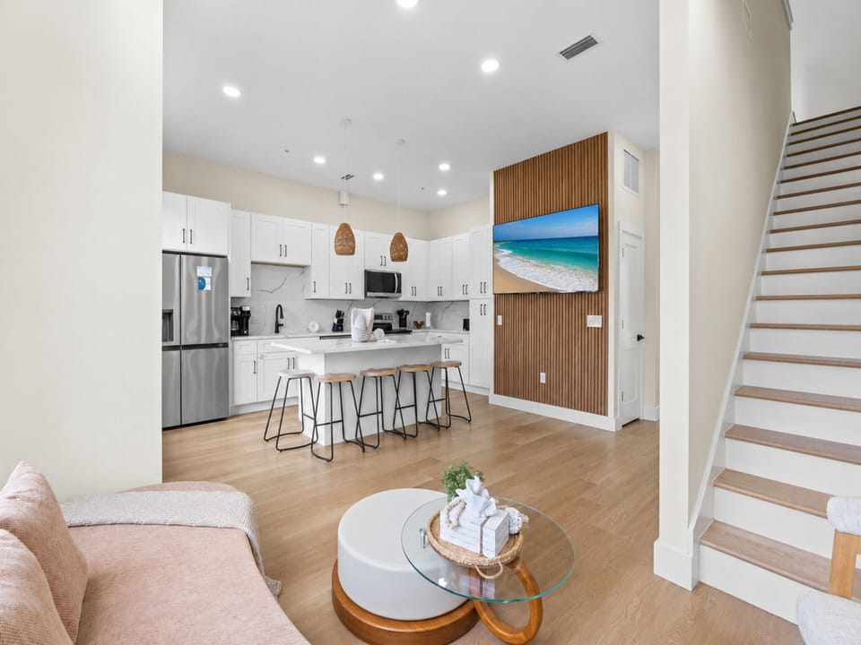 Living Area - Smart TV - Floor 2
