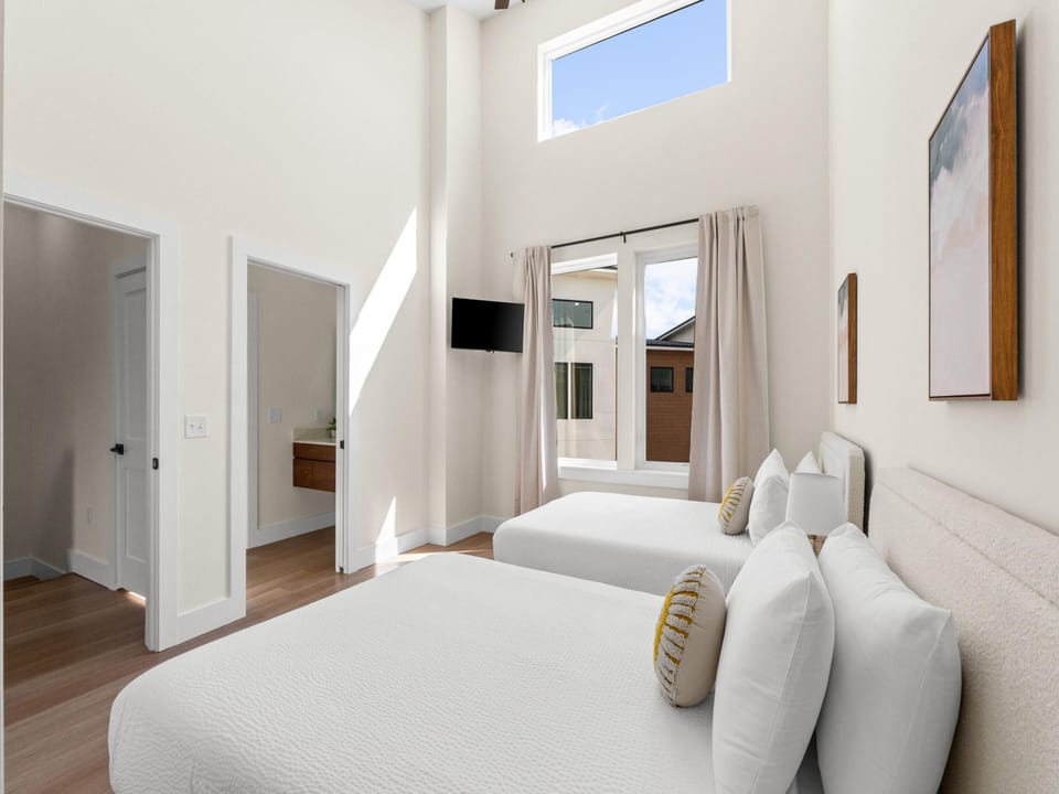 3008 Whispering Sand A - Third Bedroom - Smart TV and Bathroom - Floor 3