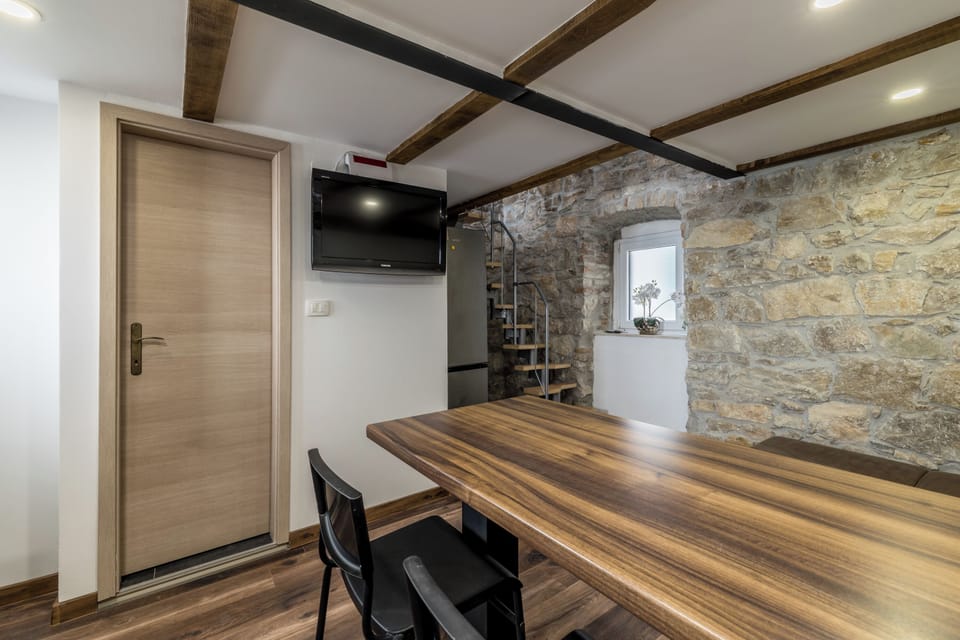 Standard Studio, Courtyard View | Dining
