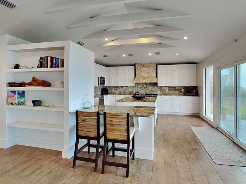 Breakfast Bar - Seating for 2