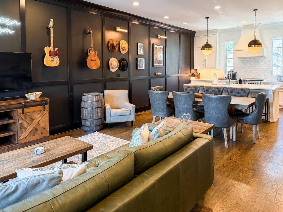 Open concept living/dining/eating spaces
