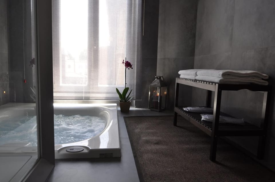 Indoor spa tub