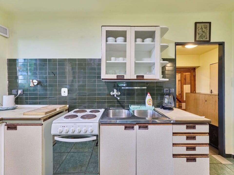 Kitchen, Kitchen Appliance, Countertop, Major Appliance, Interior Design, Flooring, Cabinetry, Wood, Ceiling, Floor