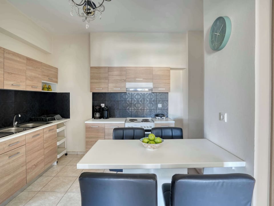 The fully equipped kitchen makes preparing meals easy, whether enjoying a quick breakfast or a relaxed dinner at home.