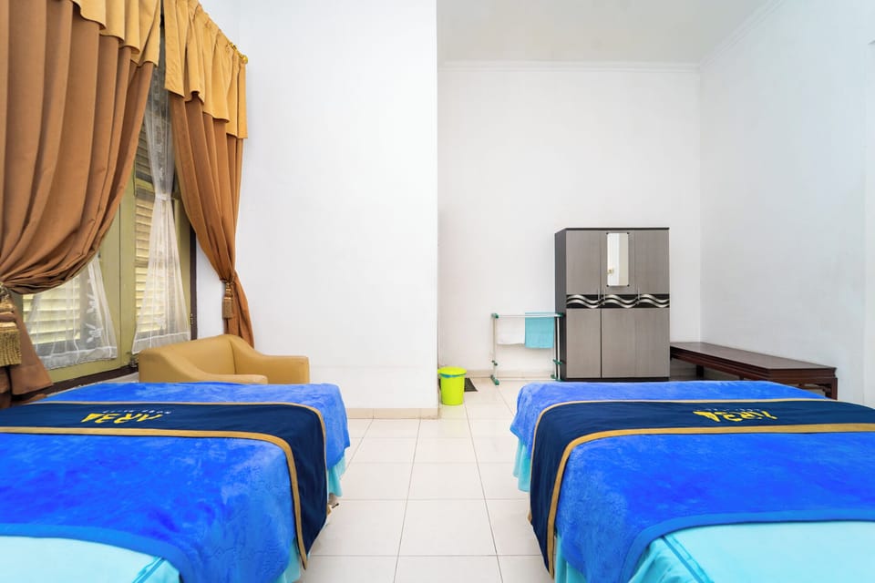 Family Room | Desk, WiFi (free)