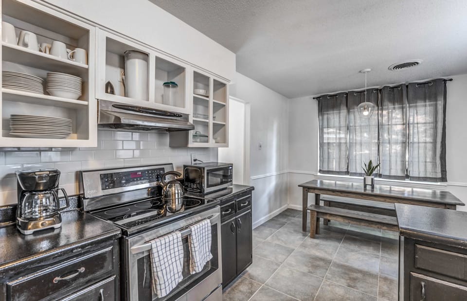 Full kitchen 