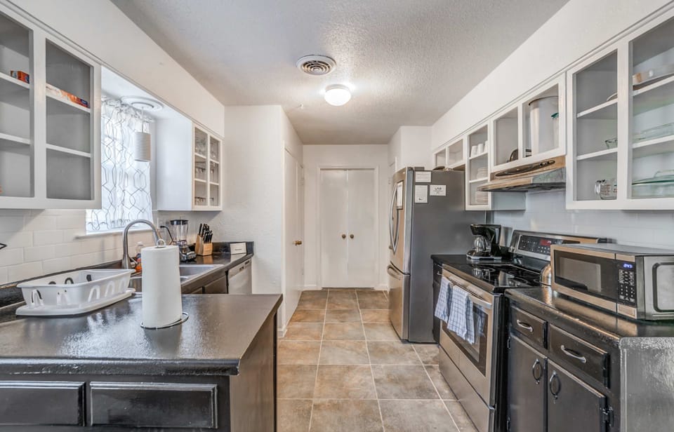 Full kitchen 