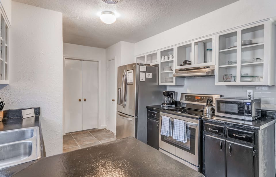 Full kitchen 