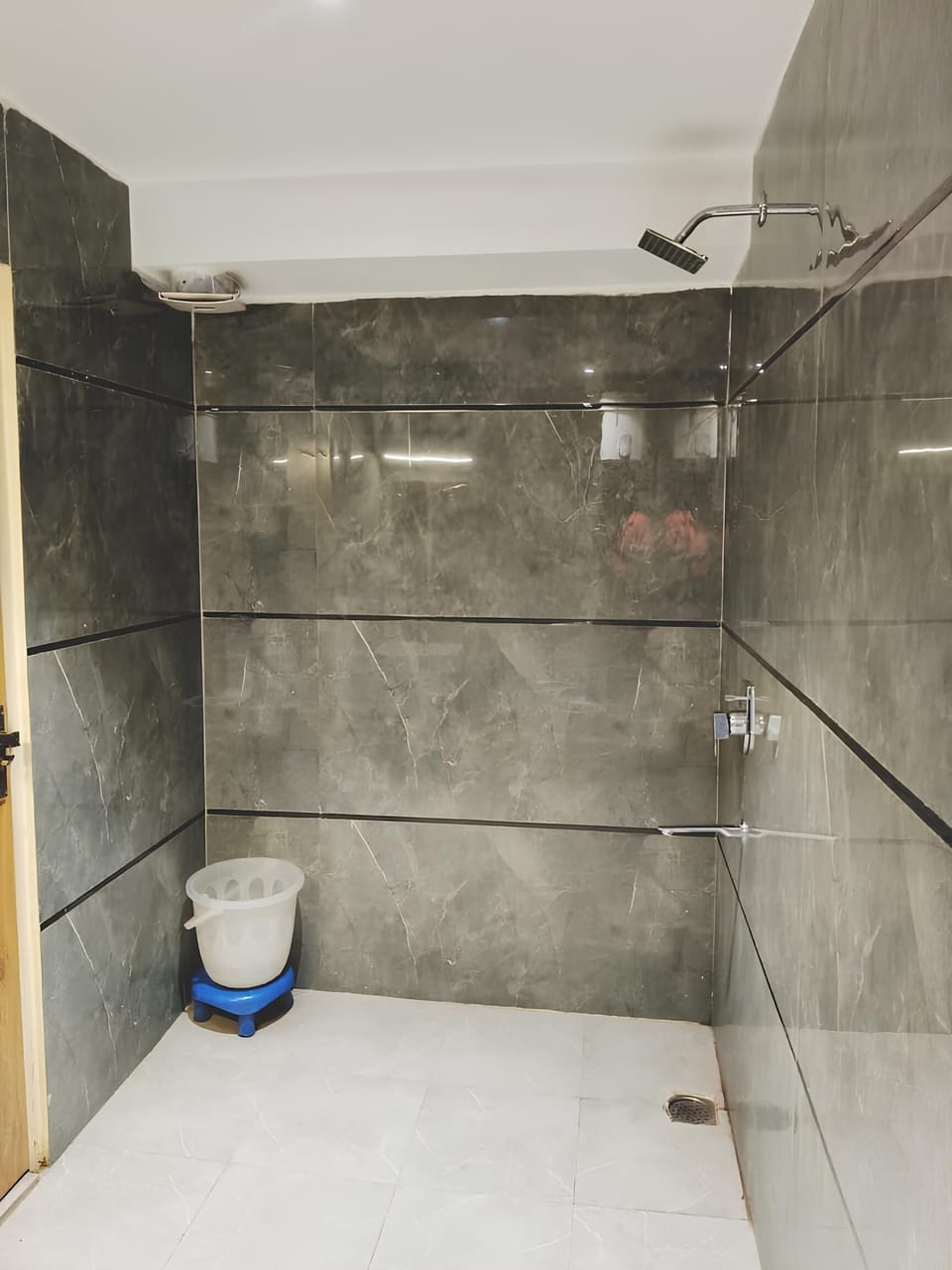 Double Room | Bathroom | Hair dryer, towels, soap, shampoo