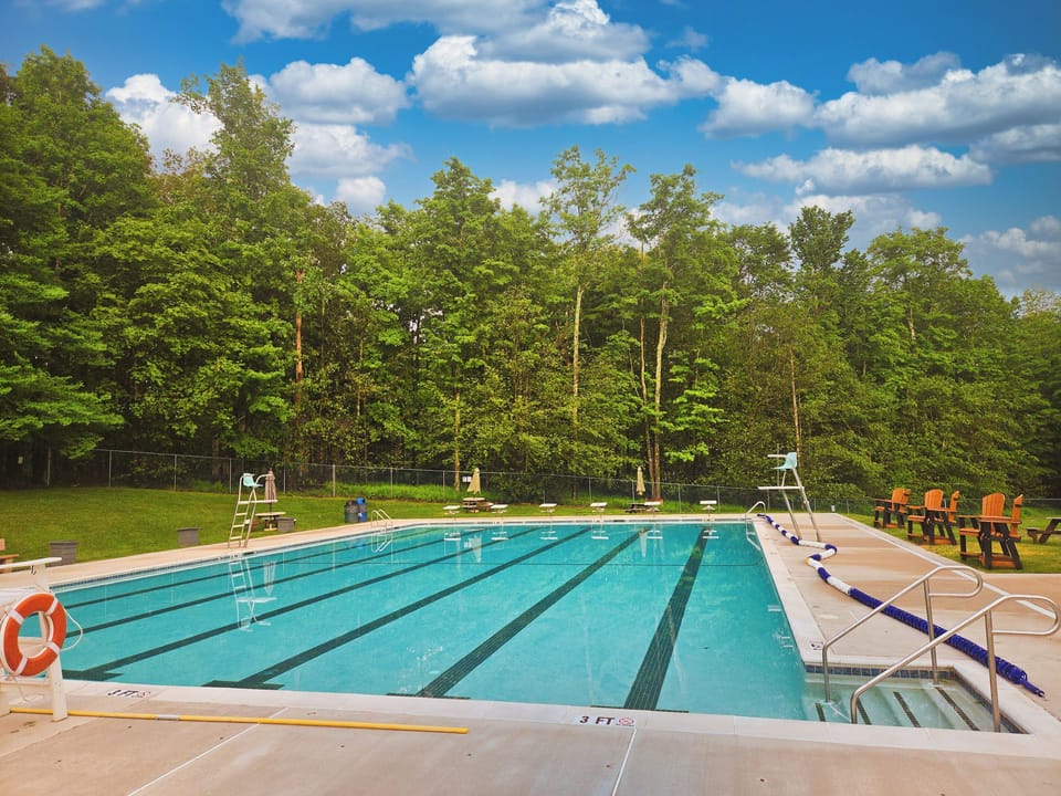 Minisink pool (seasonal) - Community Amenity - Arrowhead Lake - Serhii Vacation Rentals