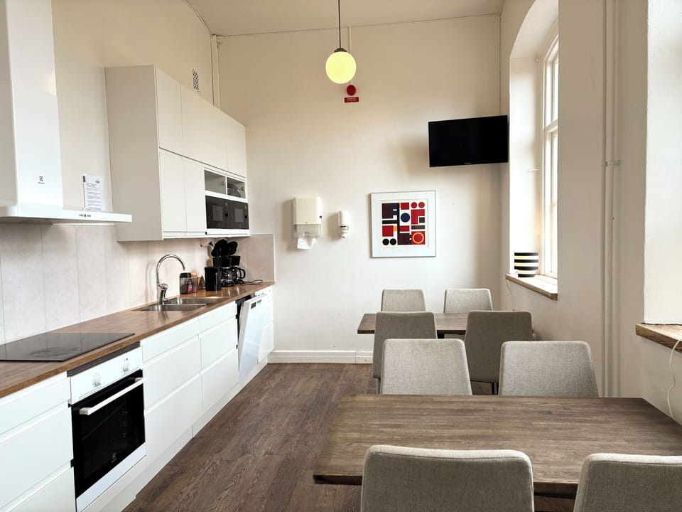 Full-size fridge, microwave, oven, stovetop