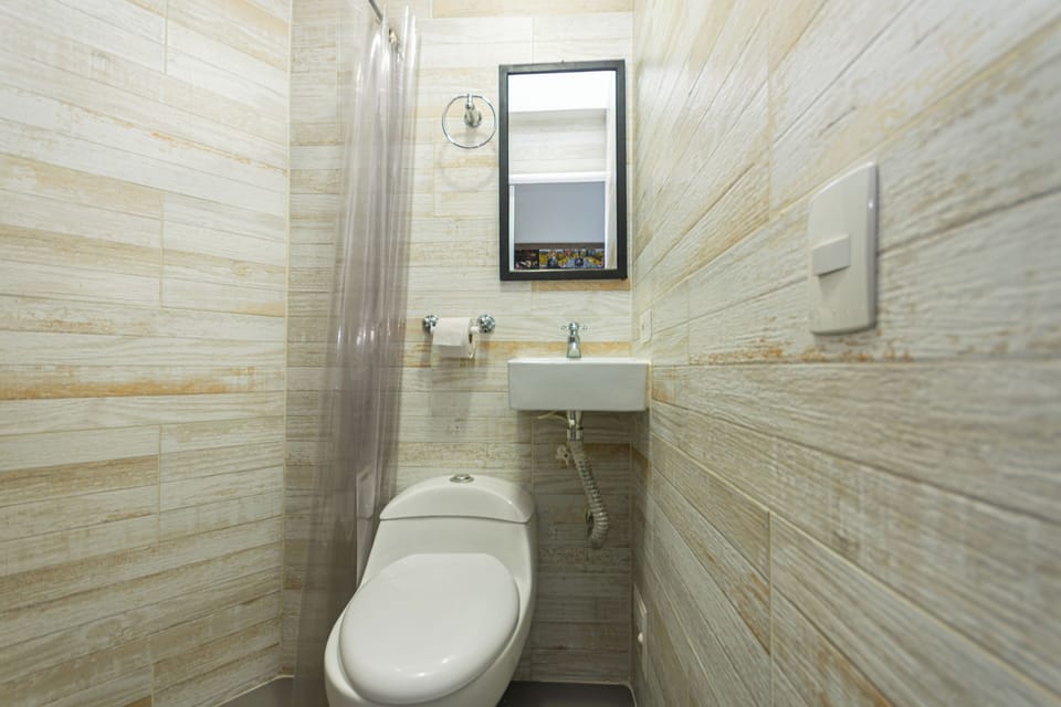 Standard Double Room | Bathroom | Shower, rainfall showerhead, free toiletries, bidet