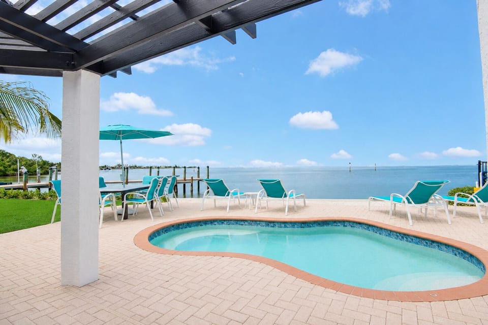 Small Heated Plunge Pool. 130FT Private waterfront dock.