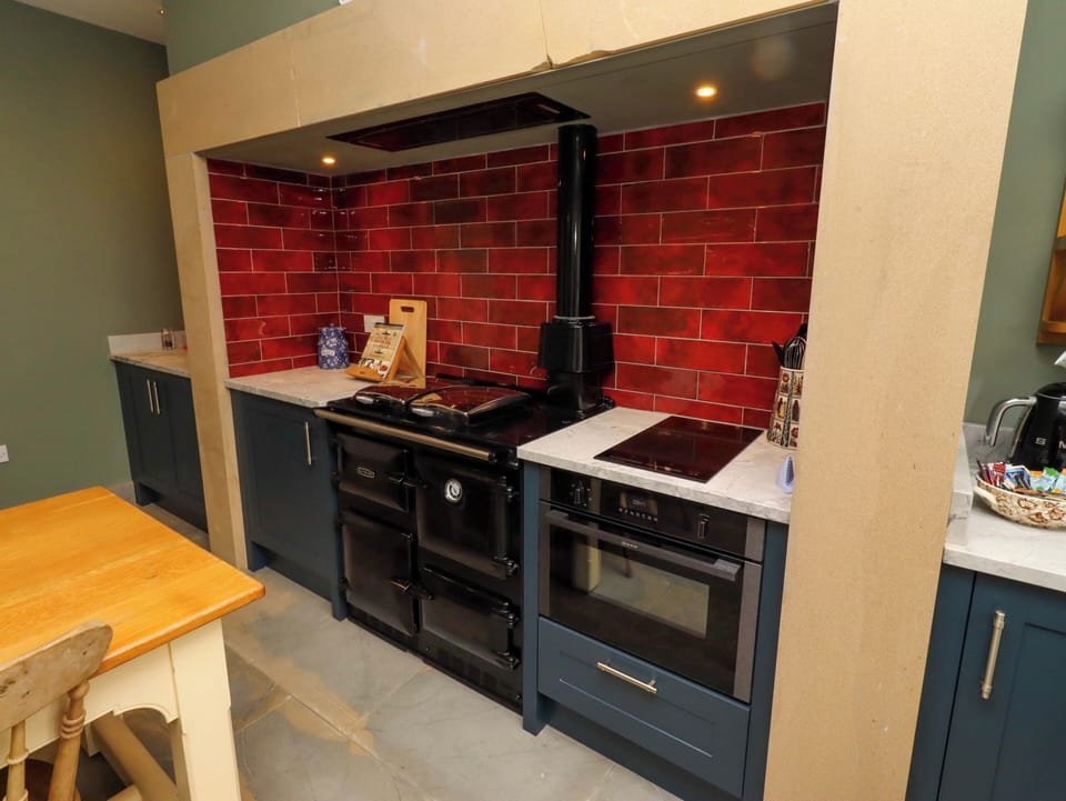 Dishwasher, cookware/dishes/utensils