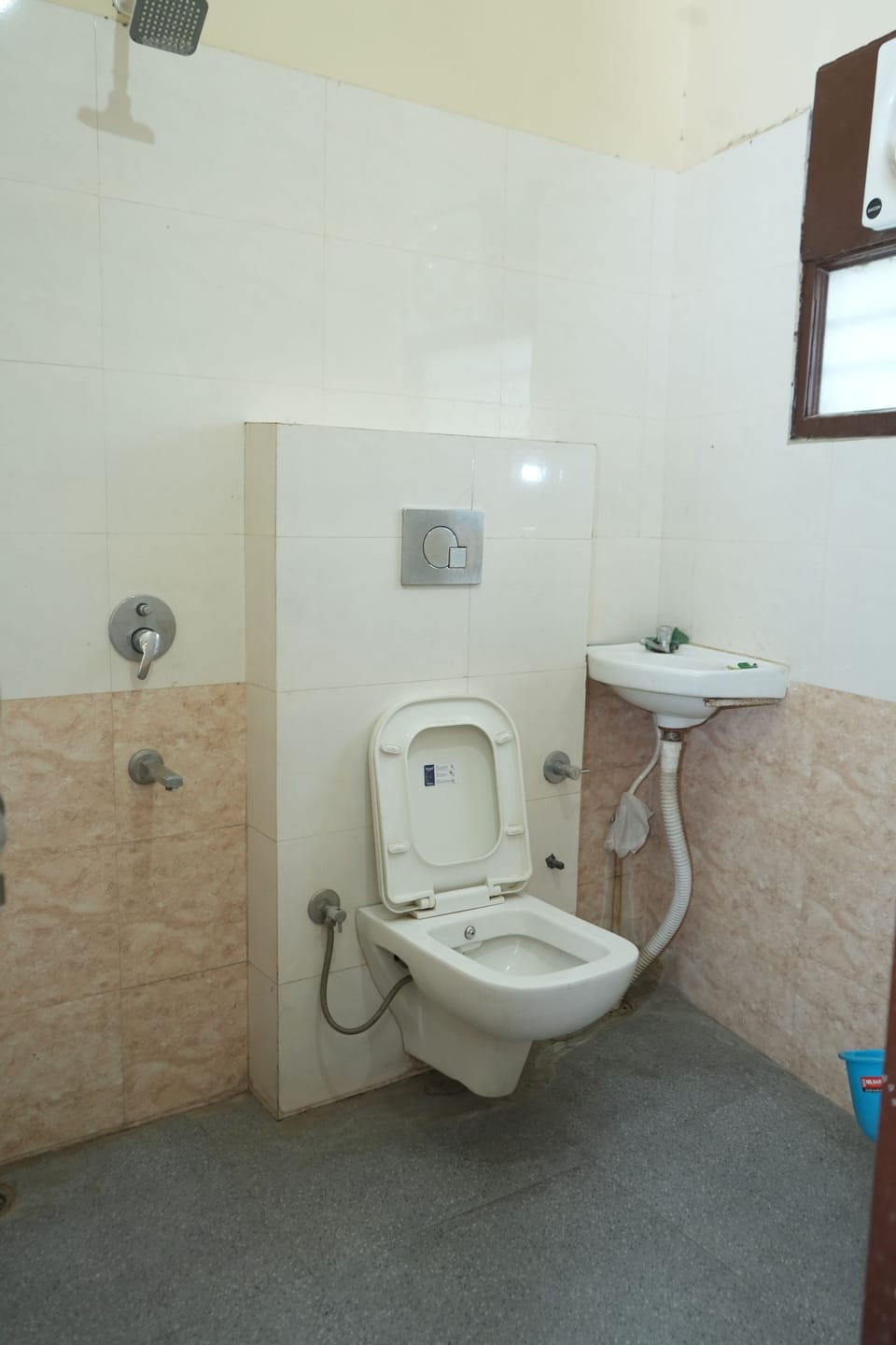 Deluxe Double Room | Bathroom | Separate tub and shower, towels