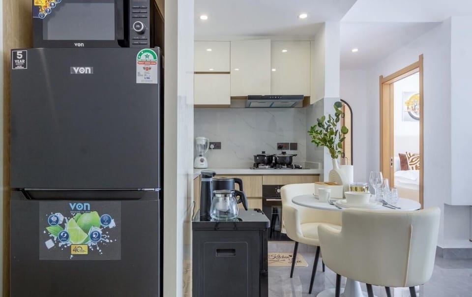 Classic Apartment, Balcony, City View | Private kitchen | Full-size fridge, microwave, oven, stovetop