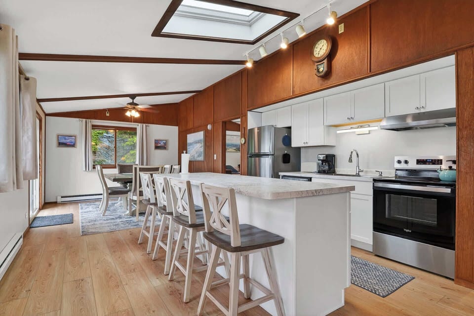 Breakfast Bar with 4 of seats! Dining room table seats 6