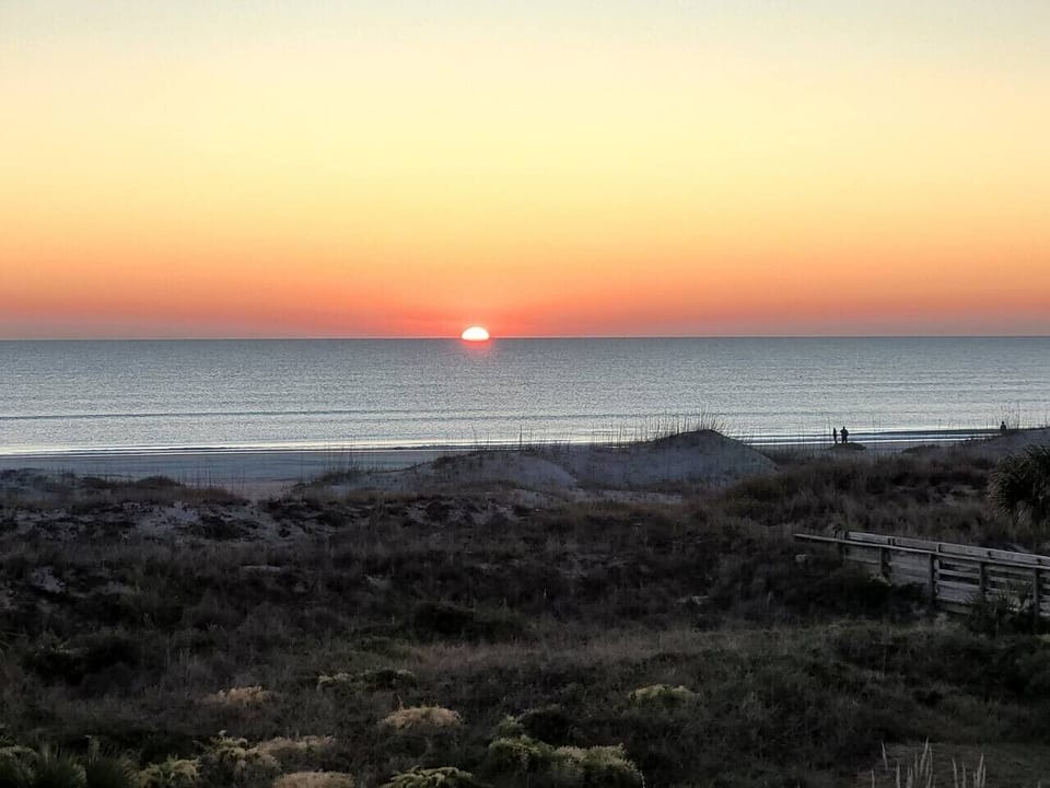 Spectacular Sunrise and Seaside Dreams: Your Beach Retreat