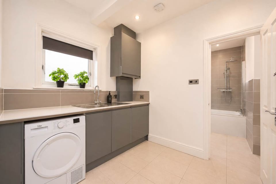 Brighton Sleeps 13 Beach Walk Hove Centre House in Hove