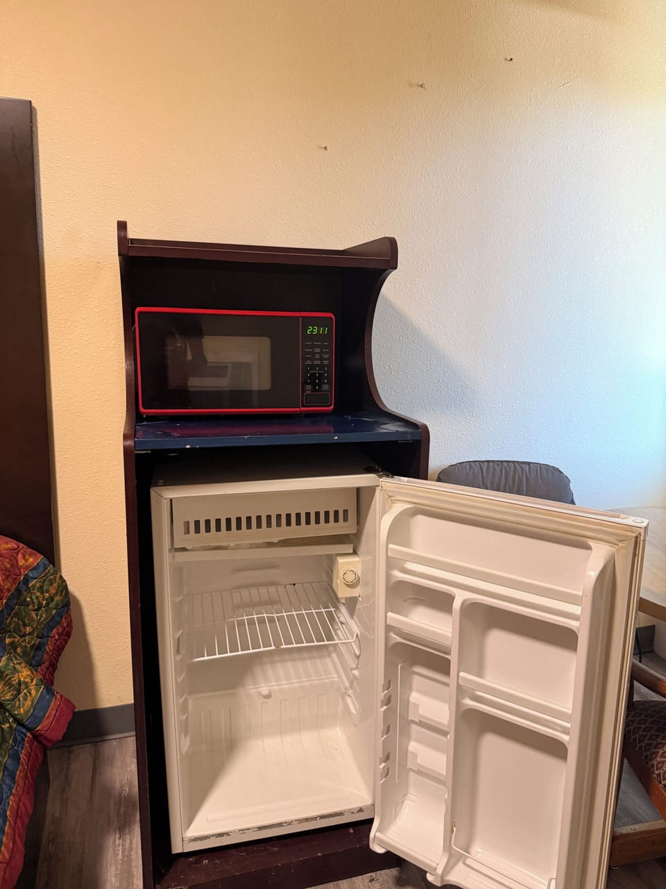 Room, 1 Queen Bed, Microwave | Interior