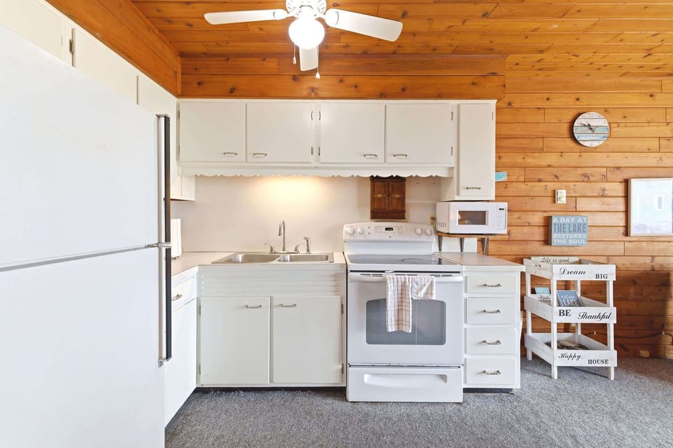 Full kitchen amenities help families save time and enjoy more vacation.