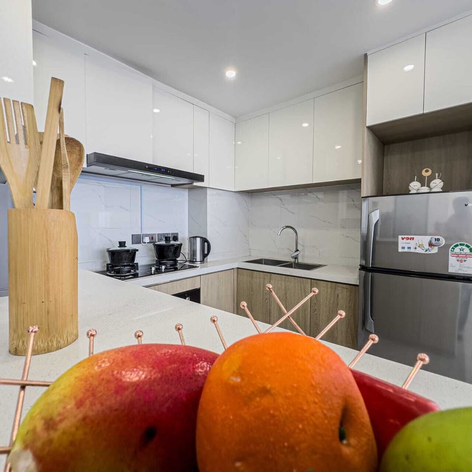 Full-size fridge, microwave, oven, stovetop