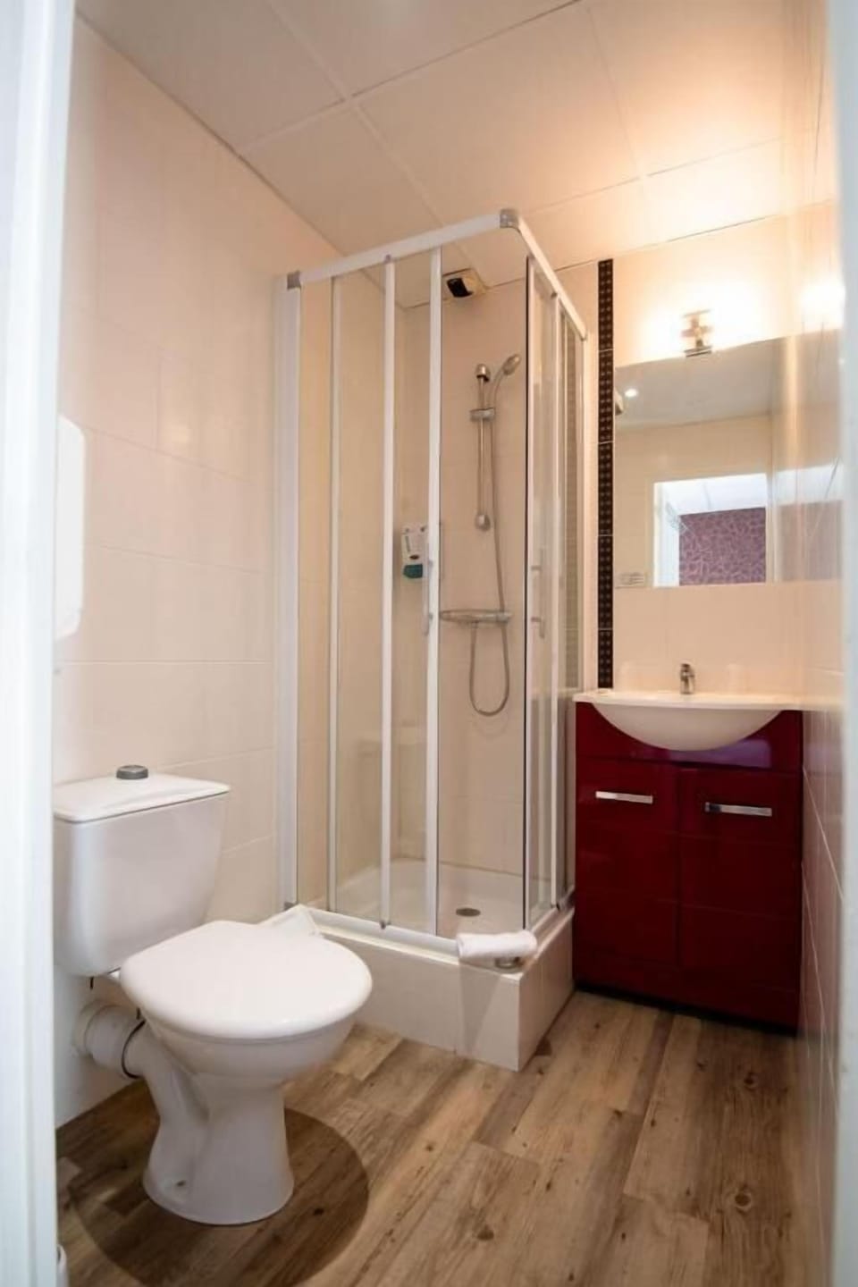 Economy Double Room | Bathroom | Shower, towels, soap, shampoo