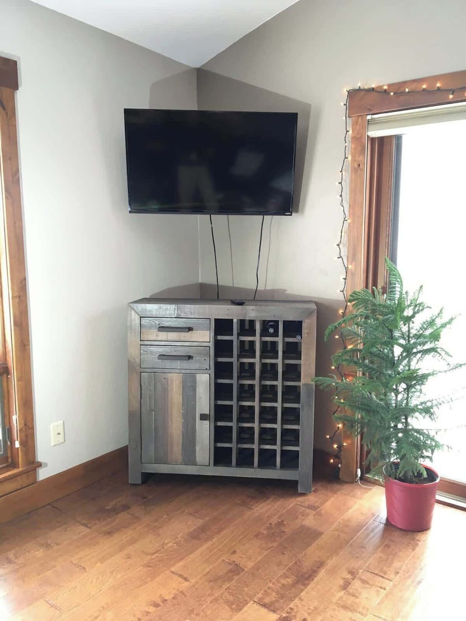 40 inch smart tv and wine bar in living/dining room.