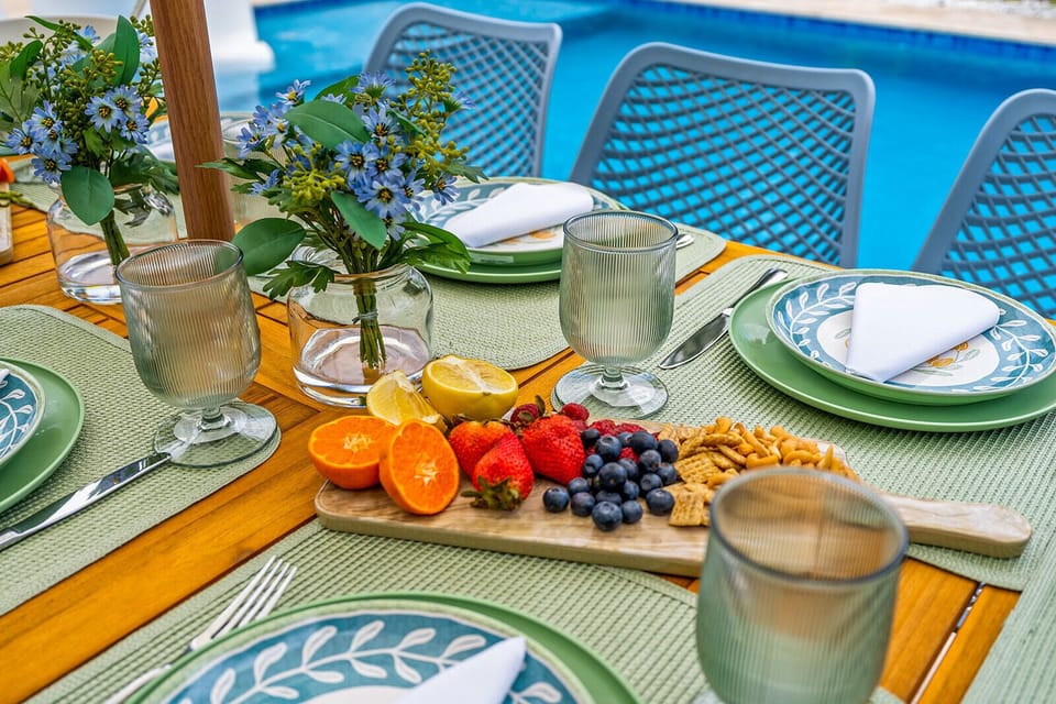 🍓 Every meal feels special when served poolside under the palms.