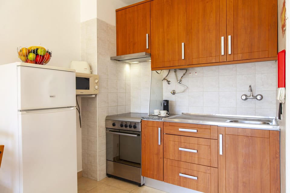 Microwave, coffee/tea maker, cookware/dishes/utensils