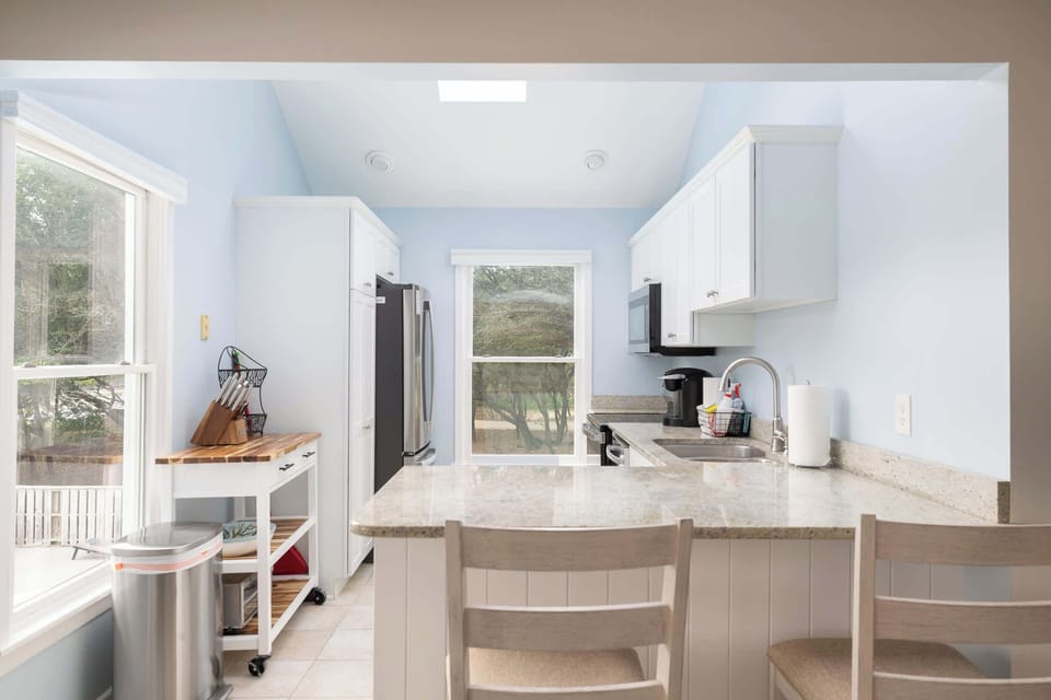 Fully Stocked Kitchen w/ Fridge, Dishwasher, Microwave, Toaster, Coffee Maker
