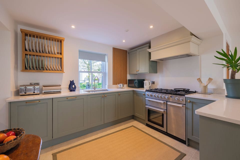 Full kitchen with range cooker, dishwasher, microwave and extensive utensils. 