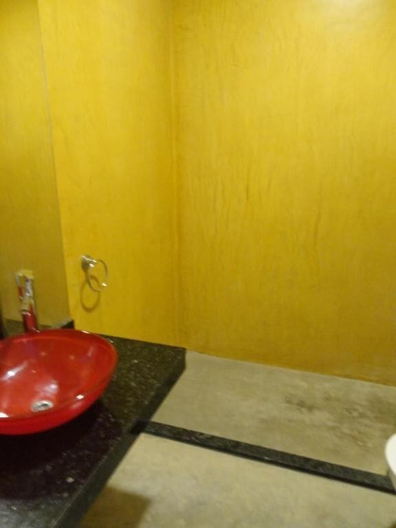 Classic Triple Room | Bathroom | Shower, free toiletries, towels, toilet paper