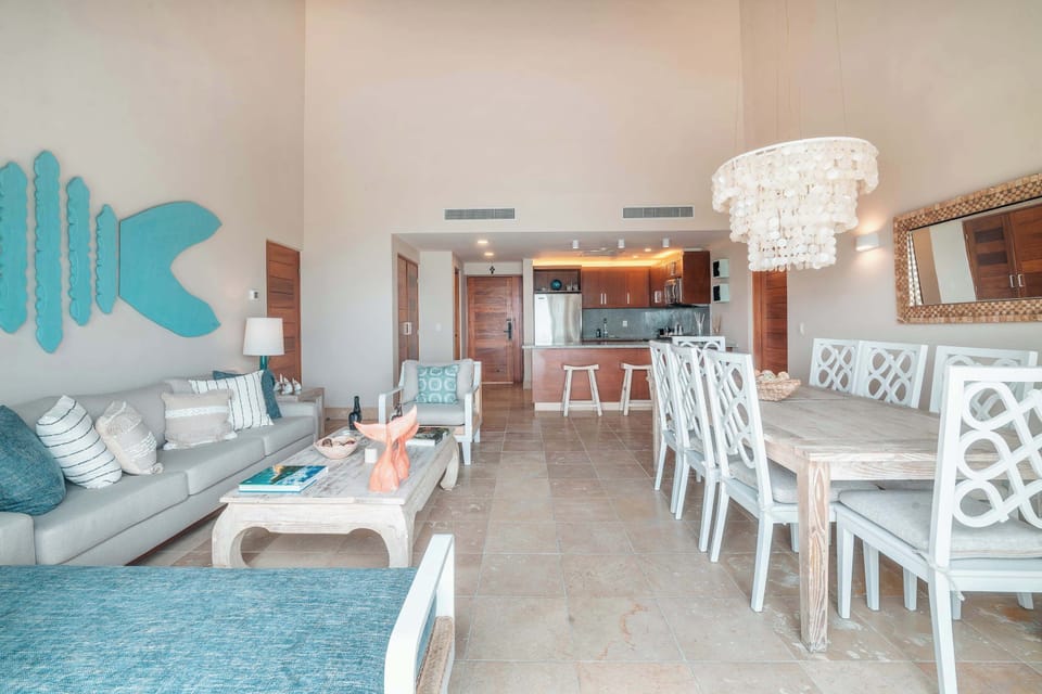 Sala, comedor y cocina en un solo ambiente para mayor comididad durante tu estancia. 