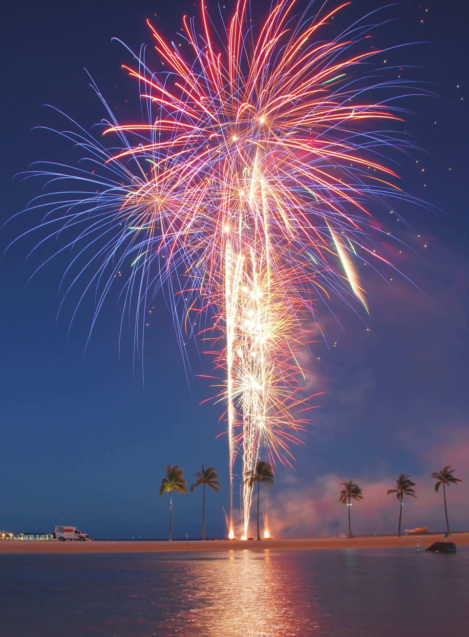 Don't miss the great firework show every Friday night just off the Hilton Hawaiian and Duke's Lagoon. 