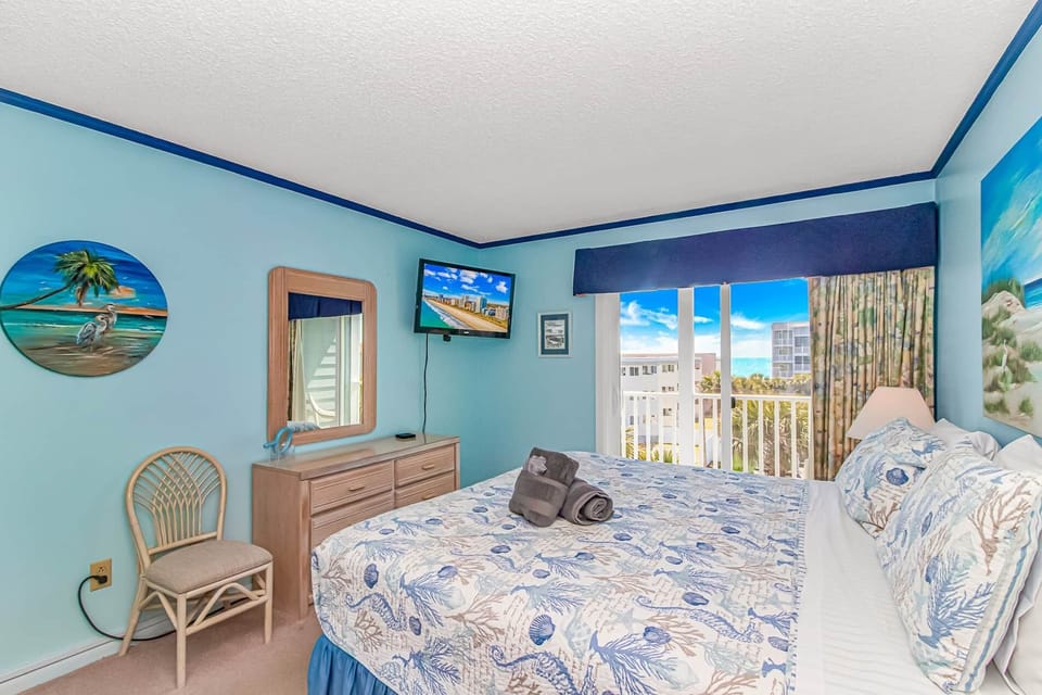 Master en-suite with private balcony access 