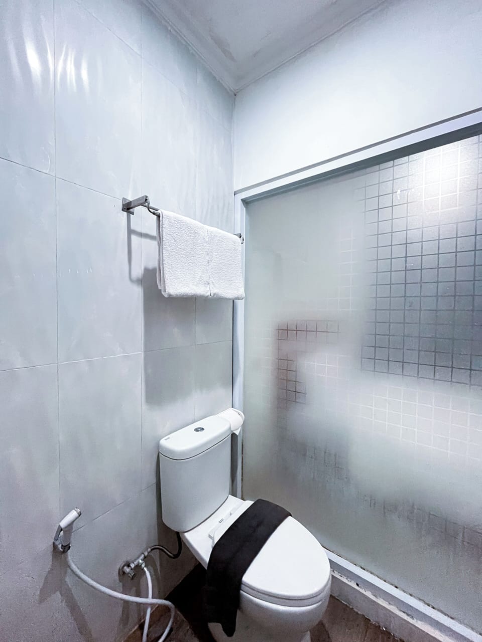 Superior Double Room | Bathroom | Shower, free toiletries, towels, soap
