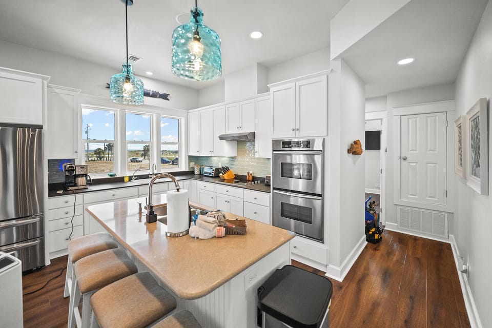 Chef's Kitchen with seating for 4 & a VIEW!