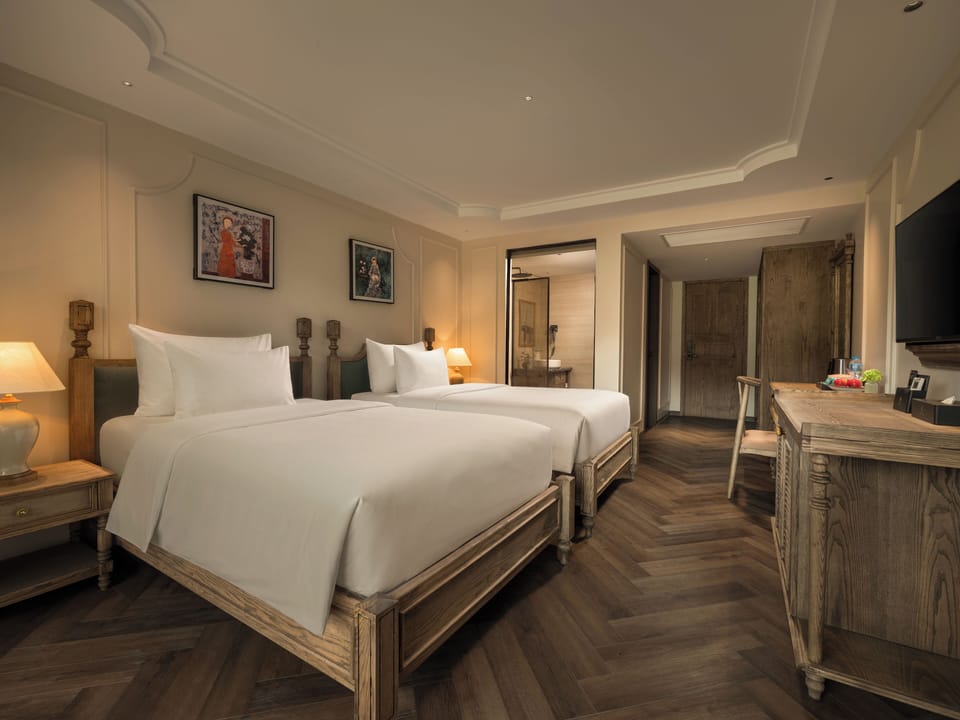 Junior Suite | Pillowtop beds, in-room safe, soundproofing, iron/ironing board