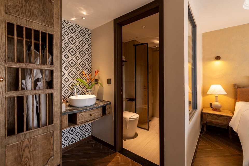 Family Suite | Bathroom | Shower, rainfall showerhead, hair dryer, bathrobes