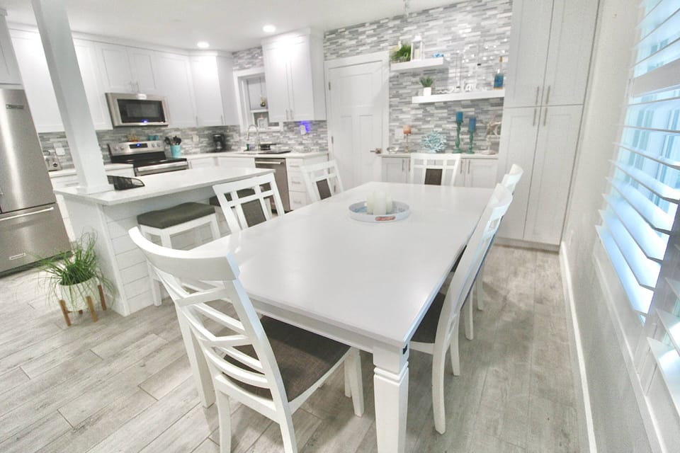 The Dining Table seats 6 for all your vacation feasts…