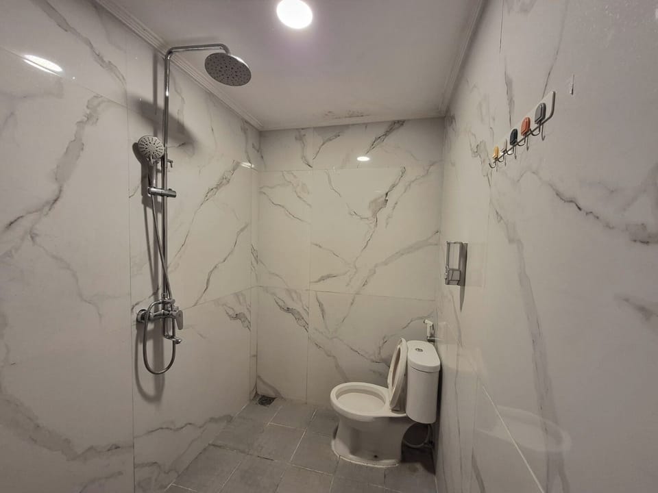 Shower, towels, soap, shampoo