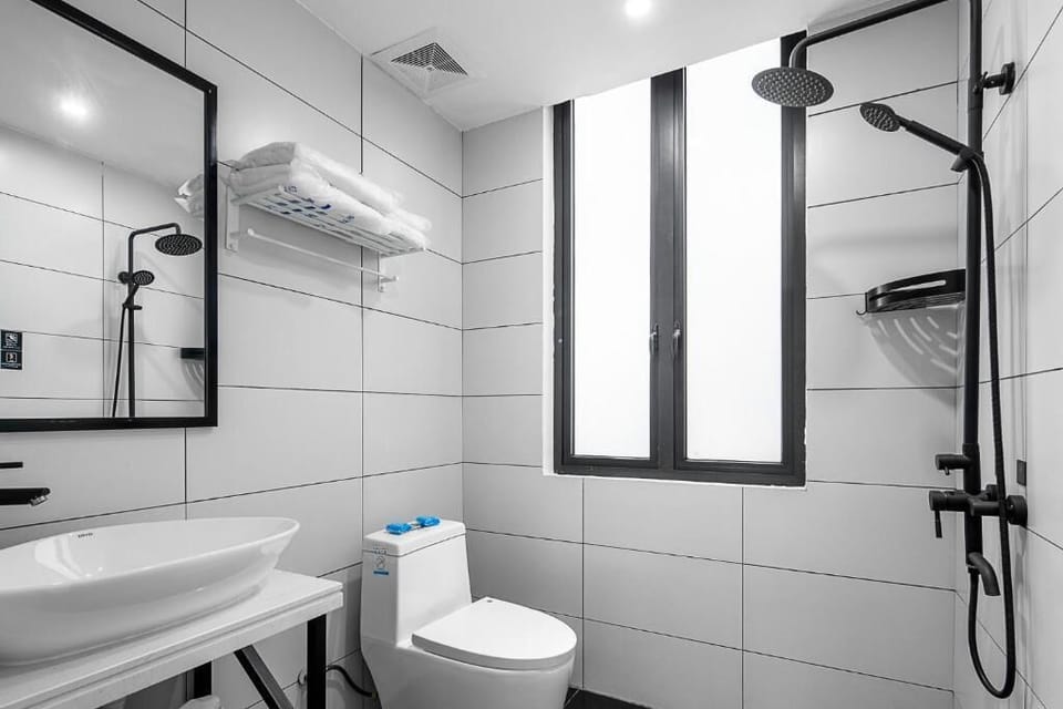 Double Room | Bathroom | Shower, free toiletries, hair dryer, slippers