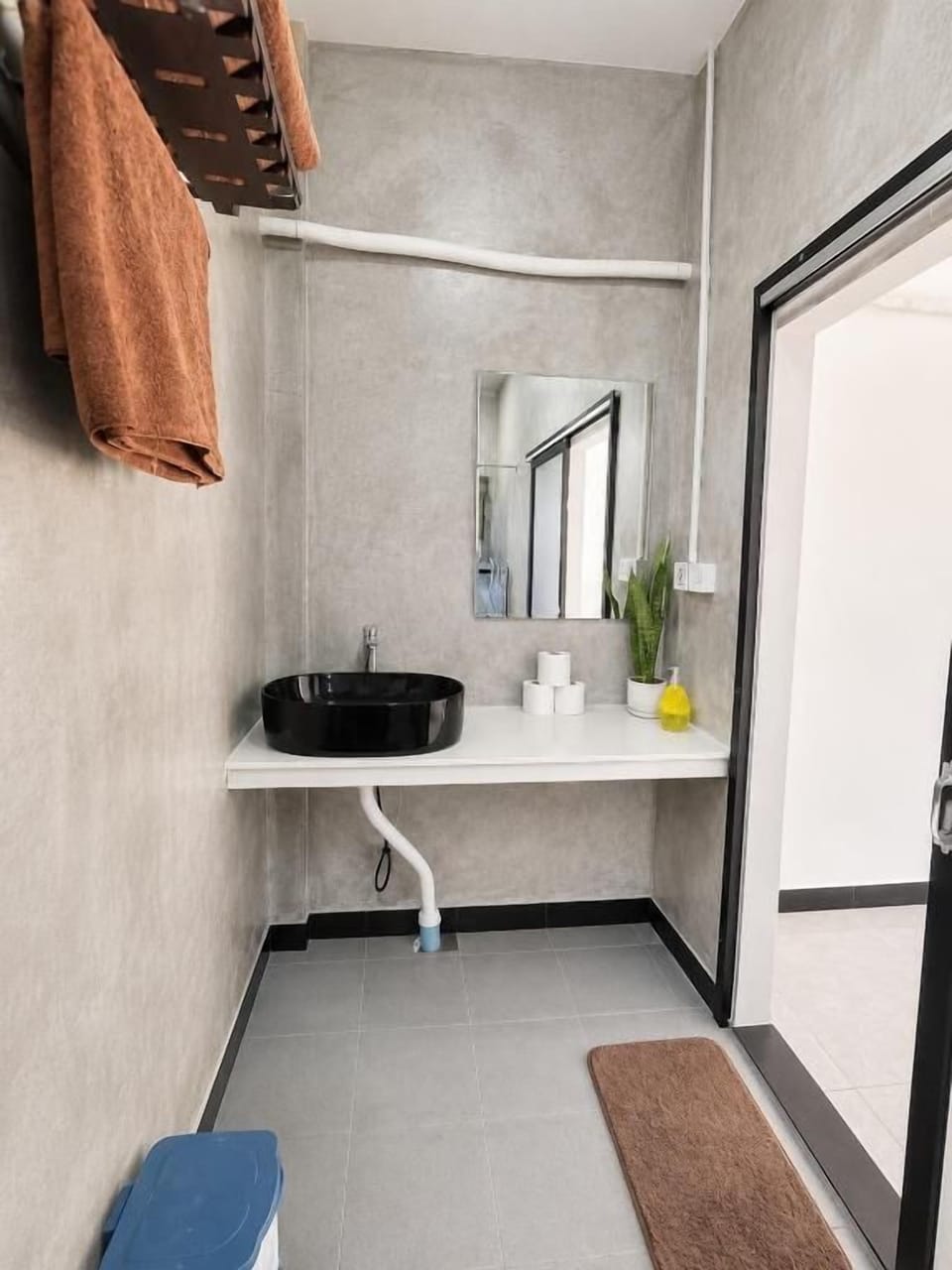 Shower, free toiletries, towels, soap