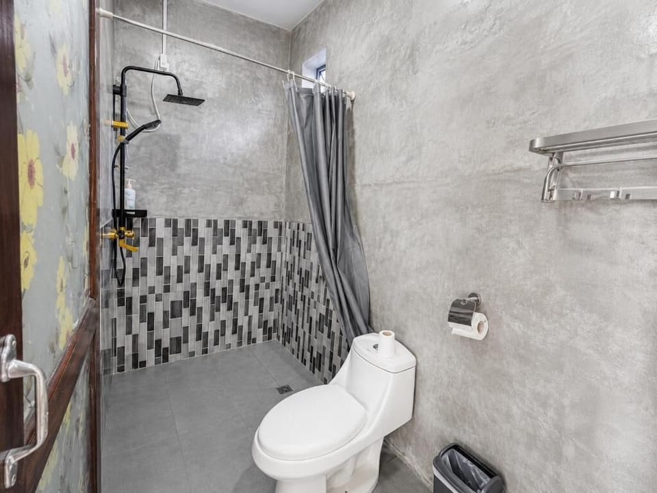 Shower, free toiletries, towels, soap