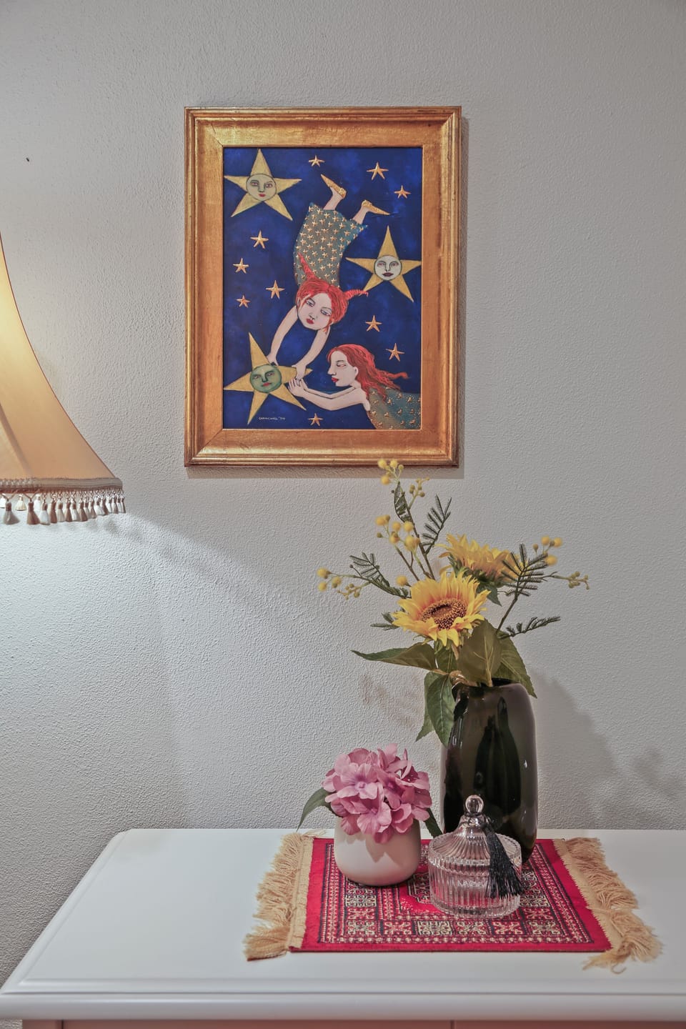 Charming vignette: sunflowers, artful details, warm lamp-lit welcome
