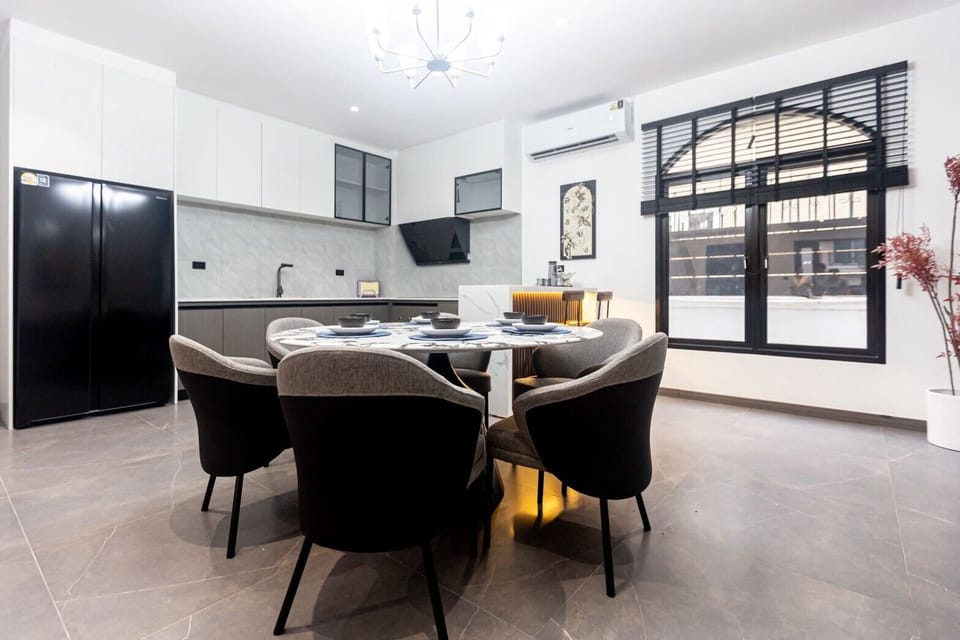 Family Villa, 5 Bedrooms, Non Smoking, Pool Access | Dining
