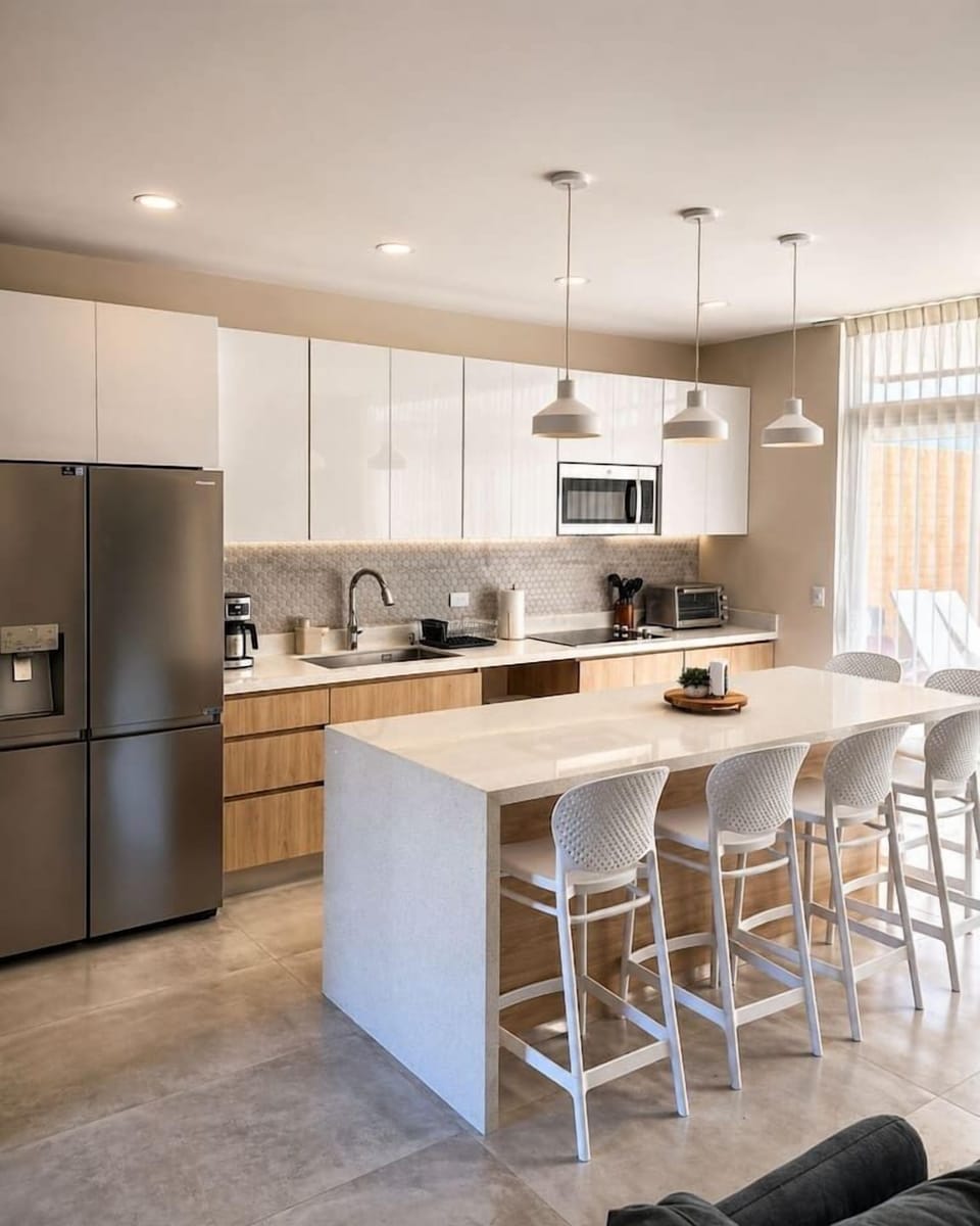 Prepara tus comidas con toda comodidad en una cocina completamente equipada con todo lo necesario para disfrutar de una estancia práctica y confortable.