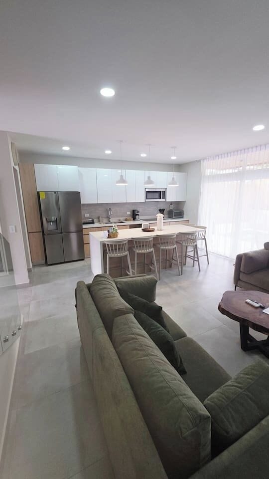 Prepara tus comidas con toda comodidad en una cocina completamente equipada con todo lo necesario para disfrutar de una estancia práctica y confortable.